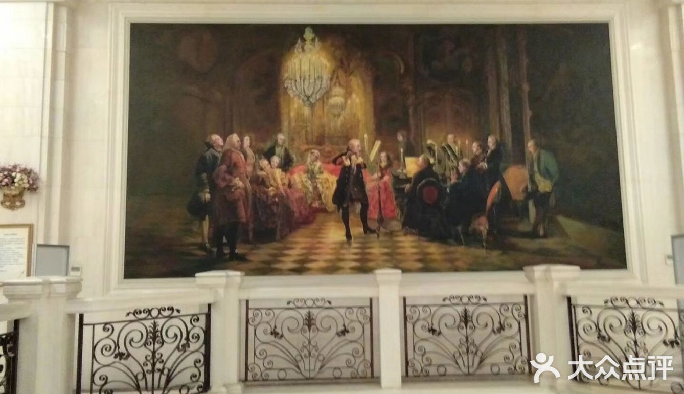 天津音乐厅给人的第一感觉是高，大，上