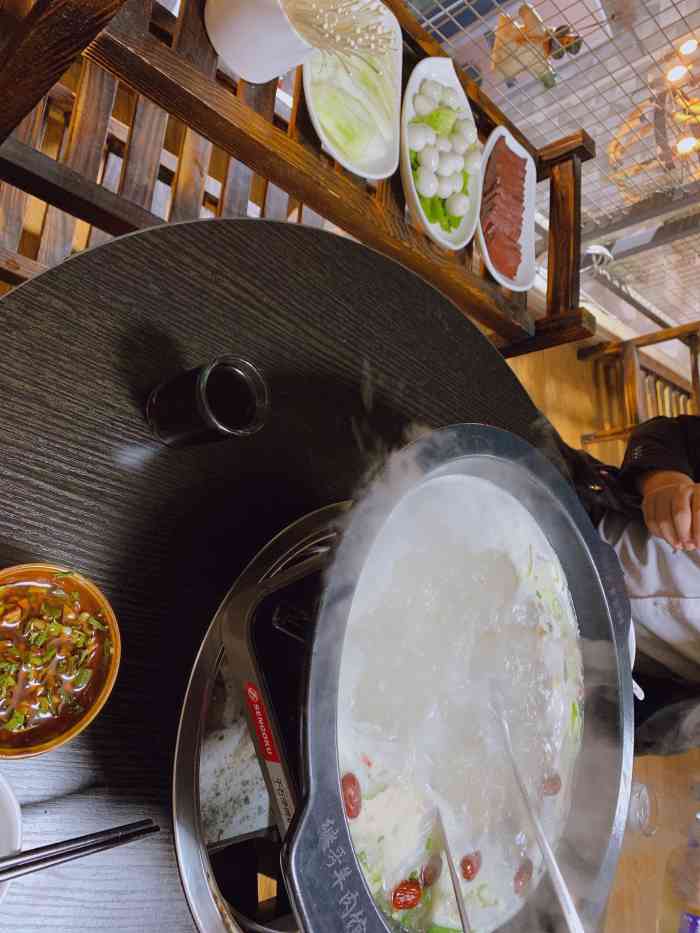 继哥羊肉馆(四新北路店"就在家附近的,今天下雨不想做饭,所以就出.