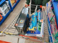 -逝水玩具折扣店