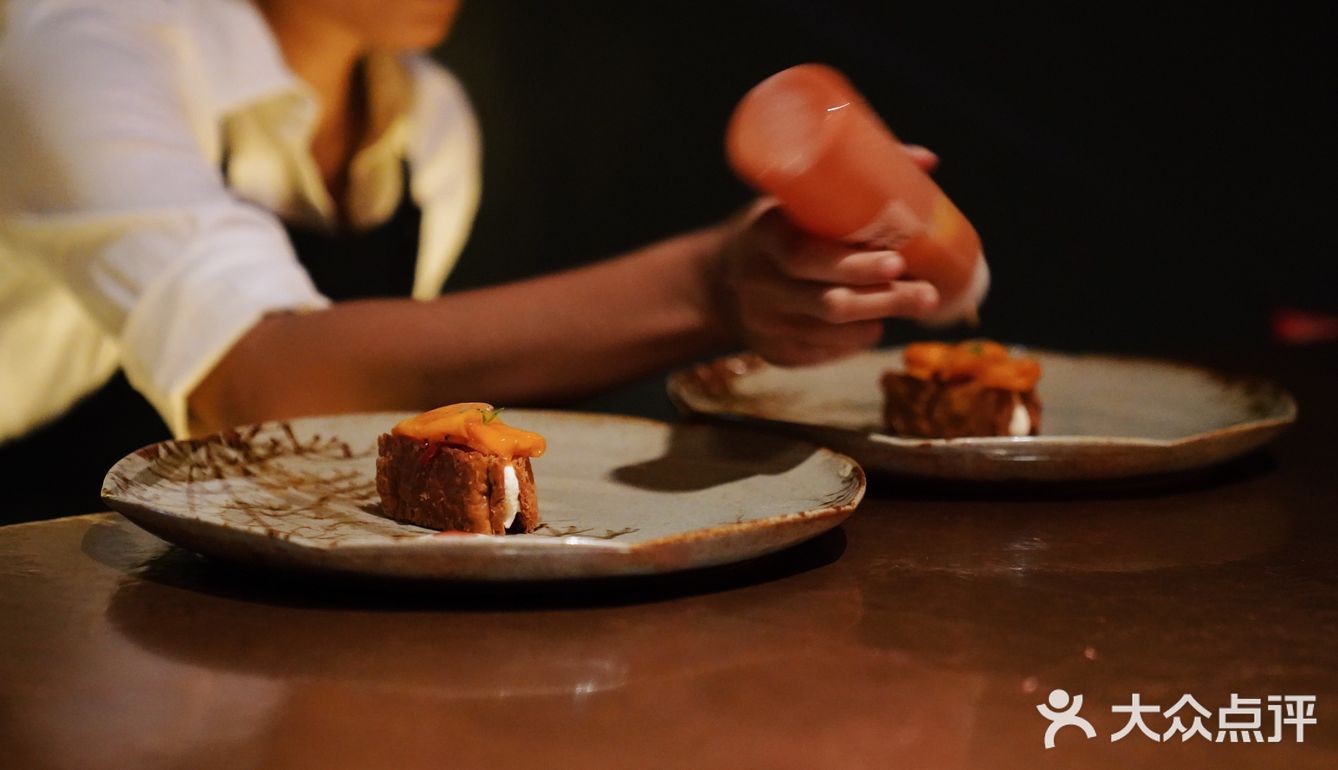 搭配煎蛋造型的迷迭香和芒果酱 萌！