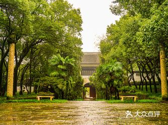 我去的那天正好下雨，和我同行的是一位旅游专业的朋友