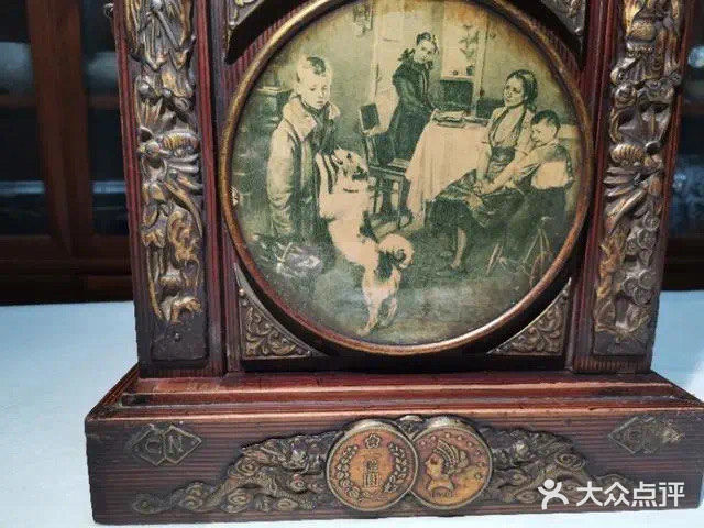 背面带广告的民国座钟