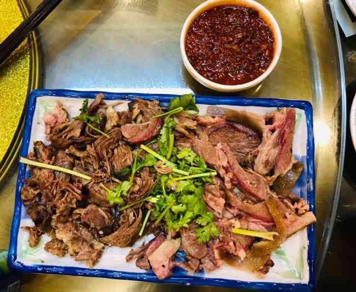 当时去买狗肉酱,黑心商家一小勺要十五元,还说嫌贵就不要吃