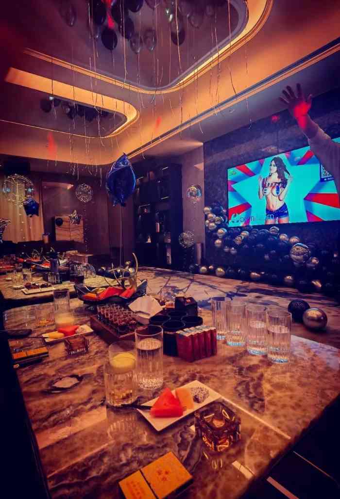 万紫千红ktv-"就在家附近 跟朋友会经常去…但是房间感觉.