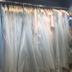 -觅白婚纱礼服馆