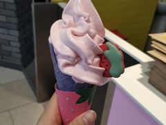 草莓华夫甜筒-麦当劳(龙湖北京大兴天街店)