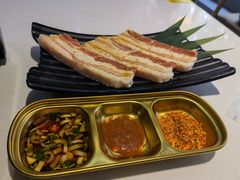 厚切双层猪五花肉-八乔煎肉馆·丹东特色煎锅(梅林店)
