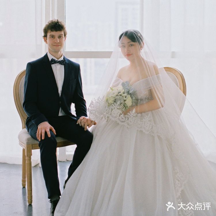 摄影师为了拍完这对客人，已经用光了她所有会的英语