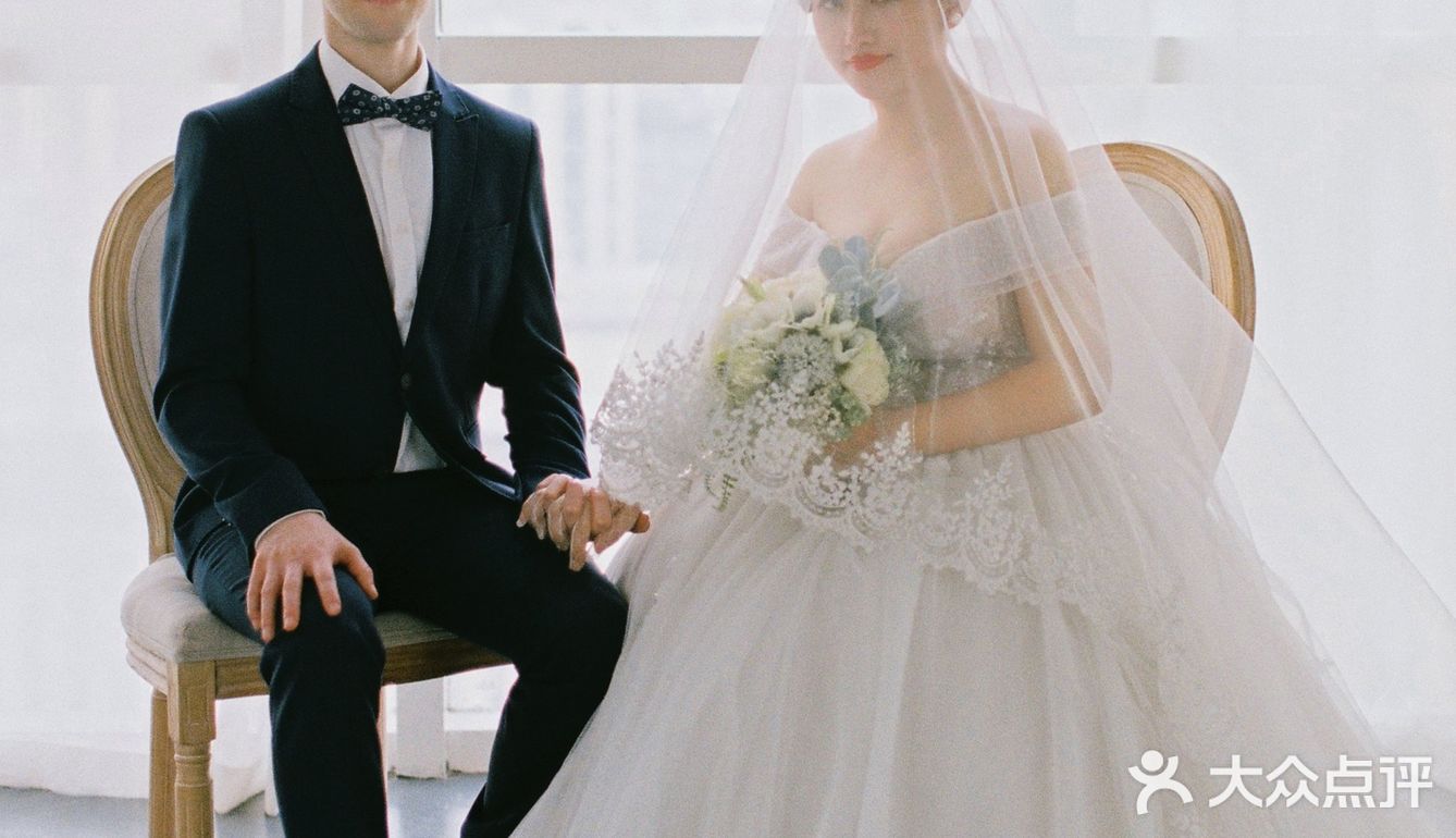 摄影师为了拍完这对客人，已经用光了她所有会的英语