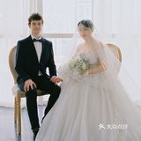 摄影师为了拍完这对客人，已经用光了她所有会的英语