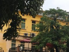 -Chom Cafe and Restaurant