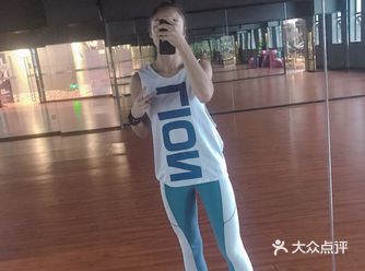 首先凹造型必备的就是好身材,长相什么的就不重要了