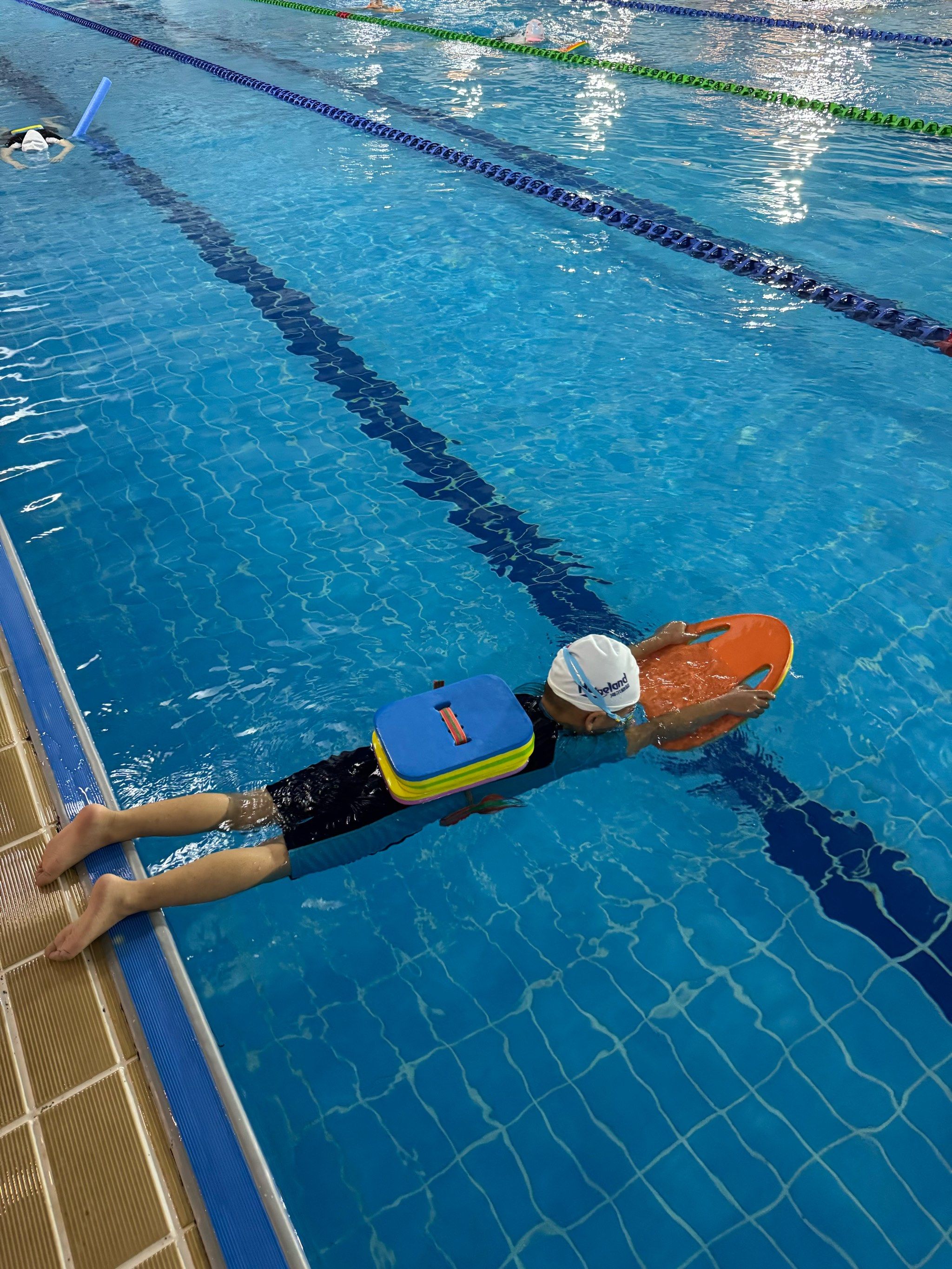 小宝贝第二节课学游泳