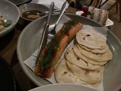 烟熏三文鱼配烤饺子皮和芥末籽酱-BOR Eatery(安福路店)