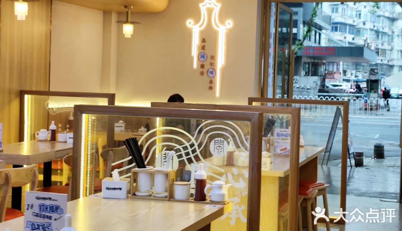 南京夏日美食｜闽南海鲜面馆免费戴簪花领扇子