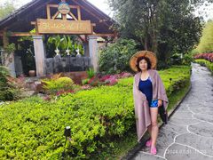 -腾冲洞山温泉村