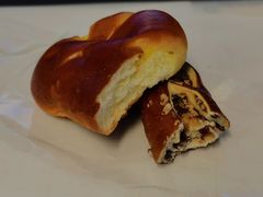 红豆碱水面包-天井·丑面包搭咖啡