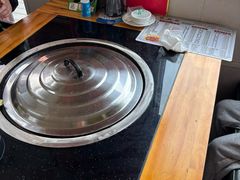 餐具摆设-东北烧烤铁锅炖水库鱼