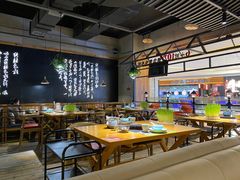 大堂-洪氏嗨捞·广东猪肚鸡·椰子鸡火锅(西咸万象城店)