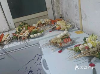 他家叫铁板，店面很小，地方也很小，就四张小桌子