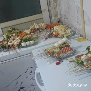 他家叫铁板,店面很小,地方也很小,就四张小桌子