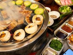 -围炉肉舍•炭烤活鳗•丹东海鲜烤肉(步行街店)