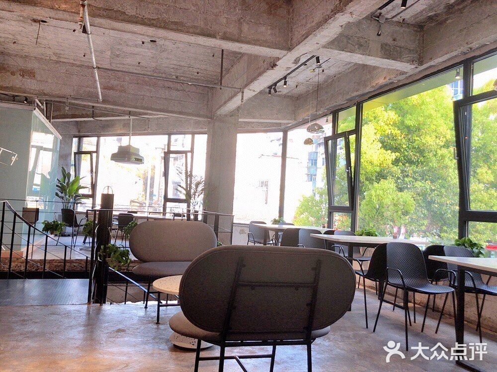 地理位置：第一楼街阿波罗KTV对面