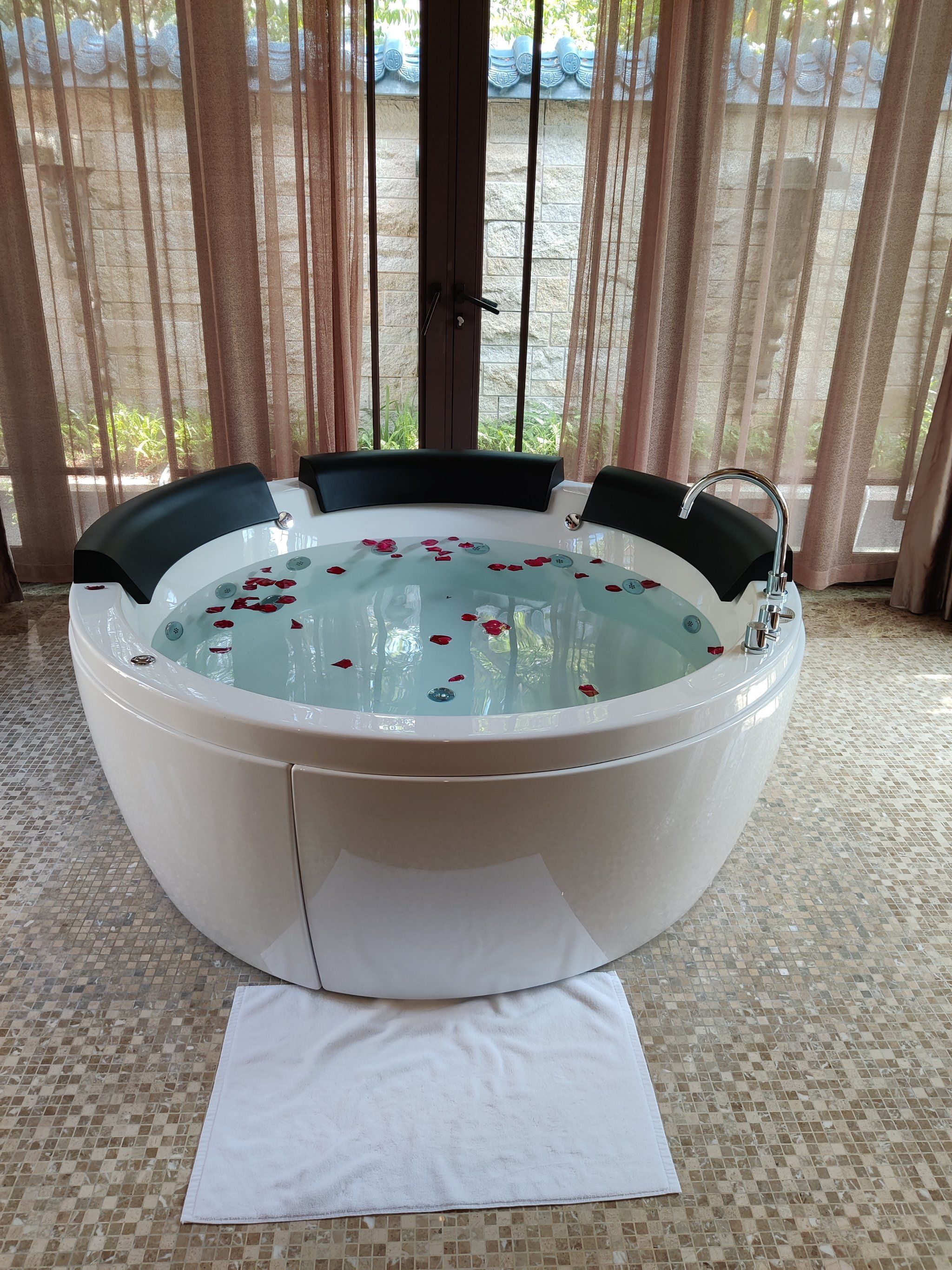 0元玩转这座城 终于圆了太太在别墅超大按摩浴缸泡玫瑰🌹浴的儿时