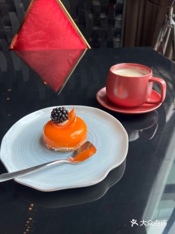 今天刚好来建国门，搜了一下附近美食，被这里的小蛋糕吸