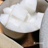 一勺浓汤滑入胃里，菌菇的野性混着松露的奢靡