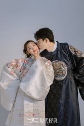 -现代经典婚纱摄影