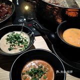 因为二人同行一人免单的原因吧 生意好到爆炸