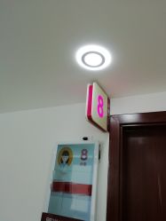 站在诊室门口-复旦大学附属妇产科医院(黄浦院区)