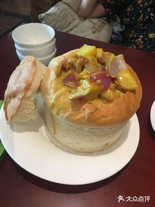 泰国咖喱鸡放在面包里图片