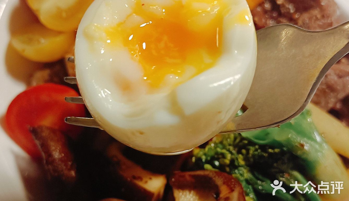 充满艺术感的绿植西餐厅