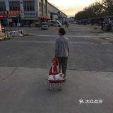 需要抱着扛着。但是鉴于他的体重，实在抱一会就累的不行