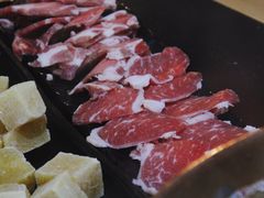 手切羊-果松木炭酸菜铜火锅·外婆参鸡汤