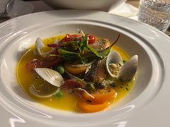 盘煎虹尊鱼配蛤蜊汁和橙味胡萝卜-Golden Lily河内巴黎法越料理餐厅(建国西路店)