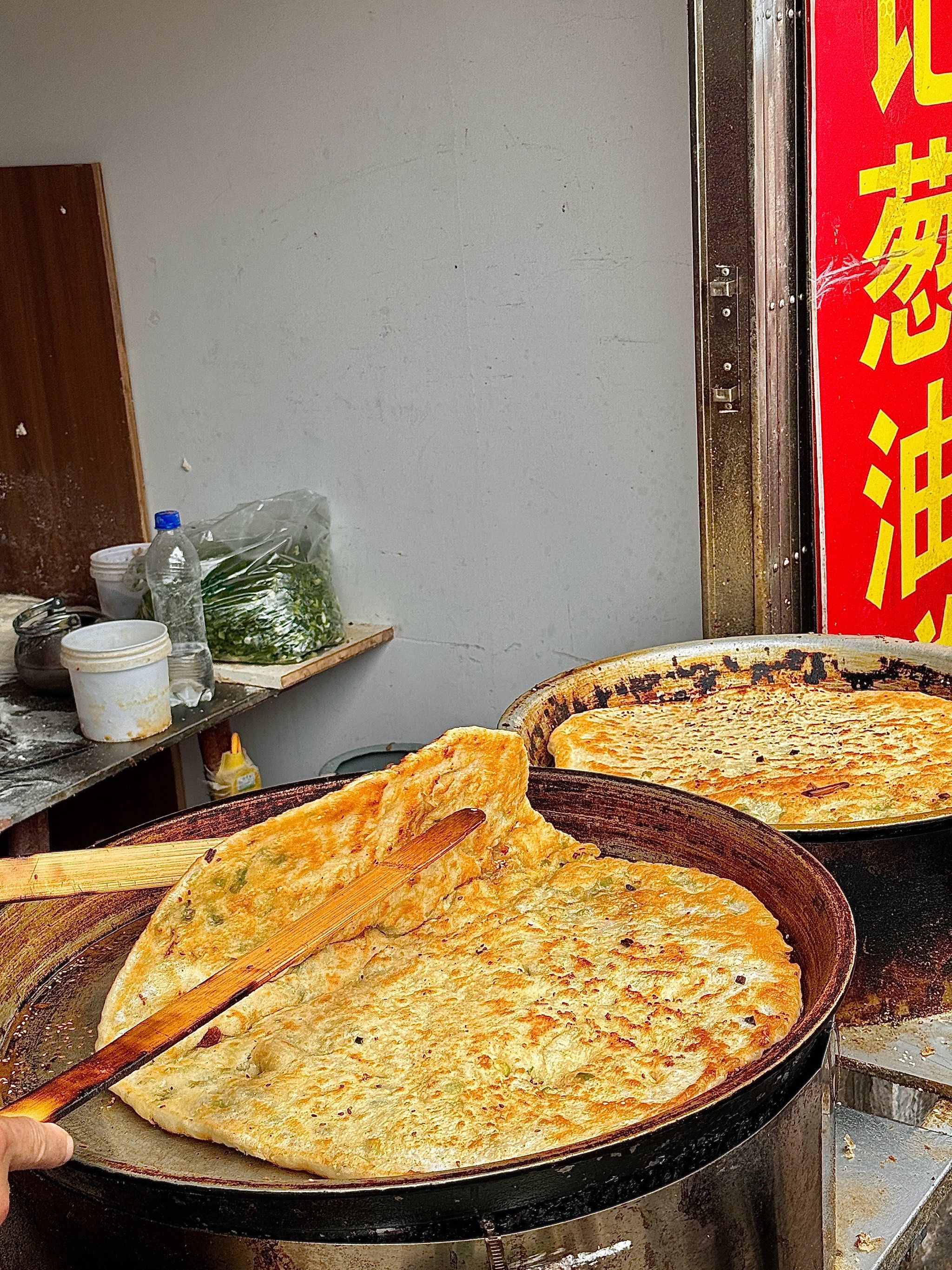 n
葱油大饼都是现做的🫓
闻着
