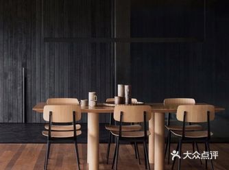 建筑被划分为几个不同的功能空间，公共区域嵌套在中央蕨