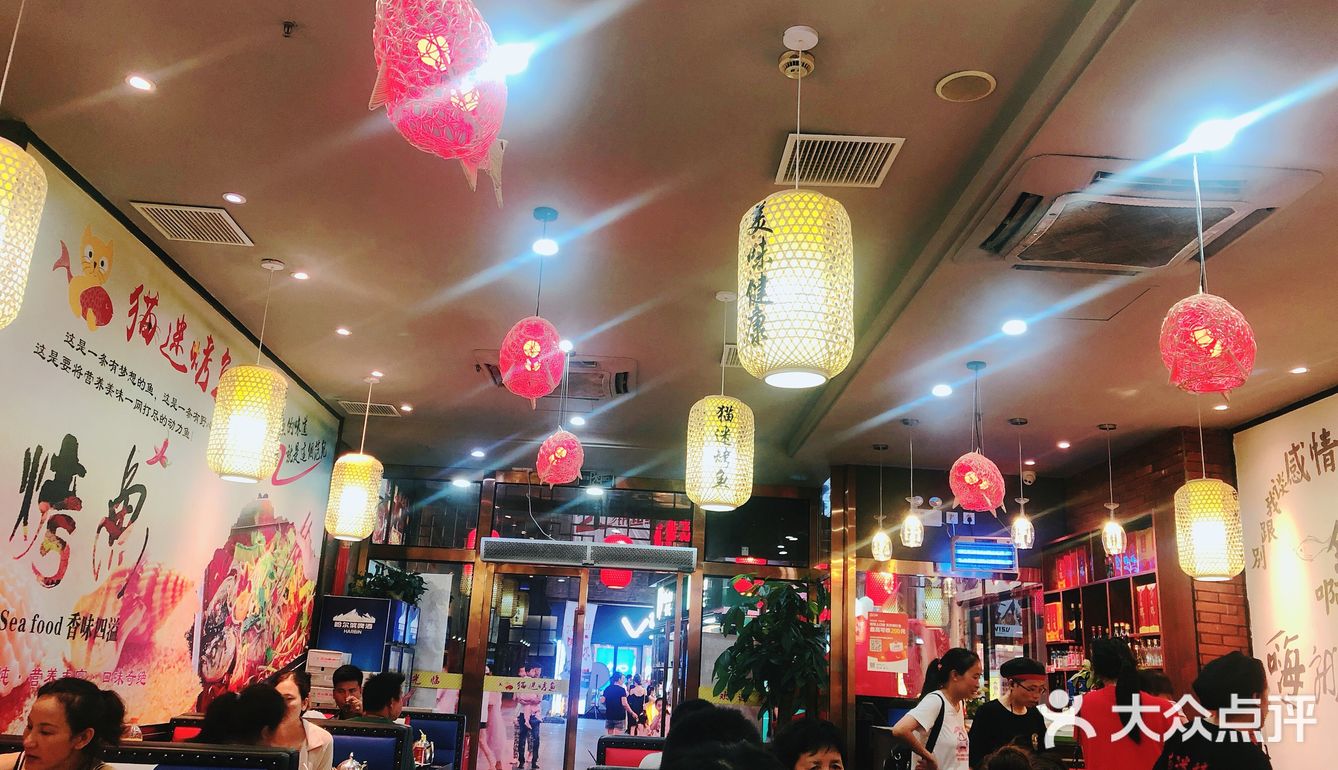 路过来吃烤鱼，新开的，门口还有活动。吃的人还挺多