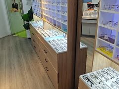 -天空之镜眼镜店蔡司依视路配镜授权零售店(望京颐堤港店)