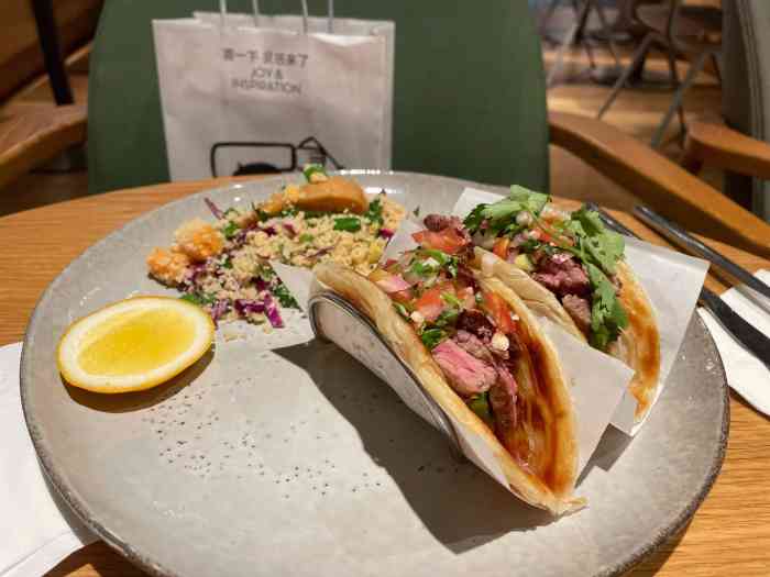 funk&kale(兴业太古汇店)-"下雨的周日下午,人还是很多的.游好泳随便.