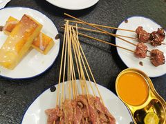 -何妹湿辣牛肉·粤式烧烤砂煲(桂雅路店)
