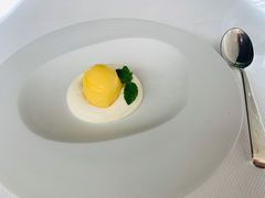 白巧克力慕斯配热情果冰霜-AZUR聚(香格里拉饭店)