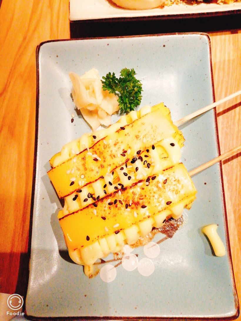 芝士玉子烧;一上桌就闻到浓郁的芝士味,鸡蛋吃起来也嫩嫩的,爱吃芝士