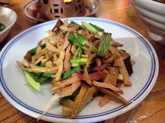 烟熏笋炒腊肉-蜗牛的家旅行主题云南菜餐厅.小酒馆(护国寺店)