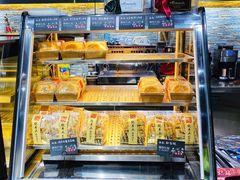 面包甜点陈列柜-啊噗吐呦现场烘焙(麦凯乐店)