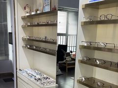 -视野联行眼镜•蔡司•依视路(温江店)