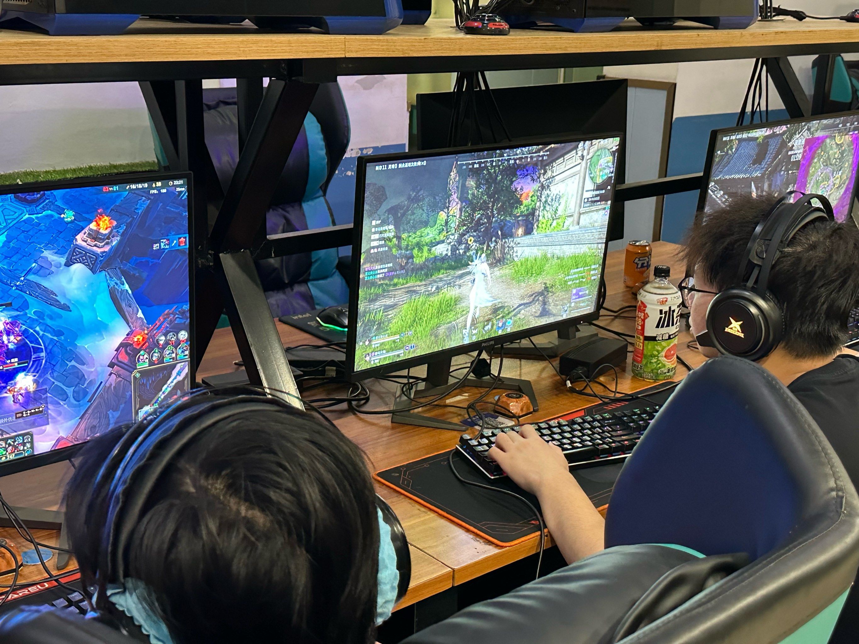 简餐,零食,饿了还可以边玩边吃,配置高,网速也快,玩pubg吃鸡了还可以